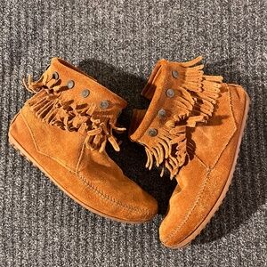 Minnetonka Suede Fringe Side Zip Ankle boots - Size 9
